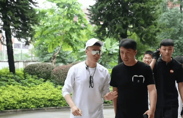 严敏晒《极限挑战》旧照问是否期待重拍 原班人马回归引热议封面图