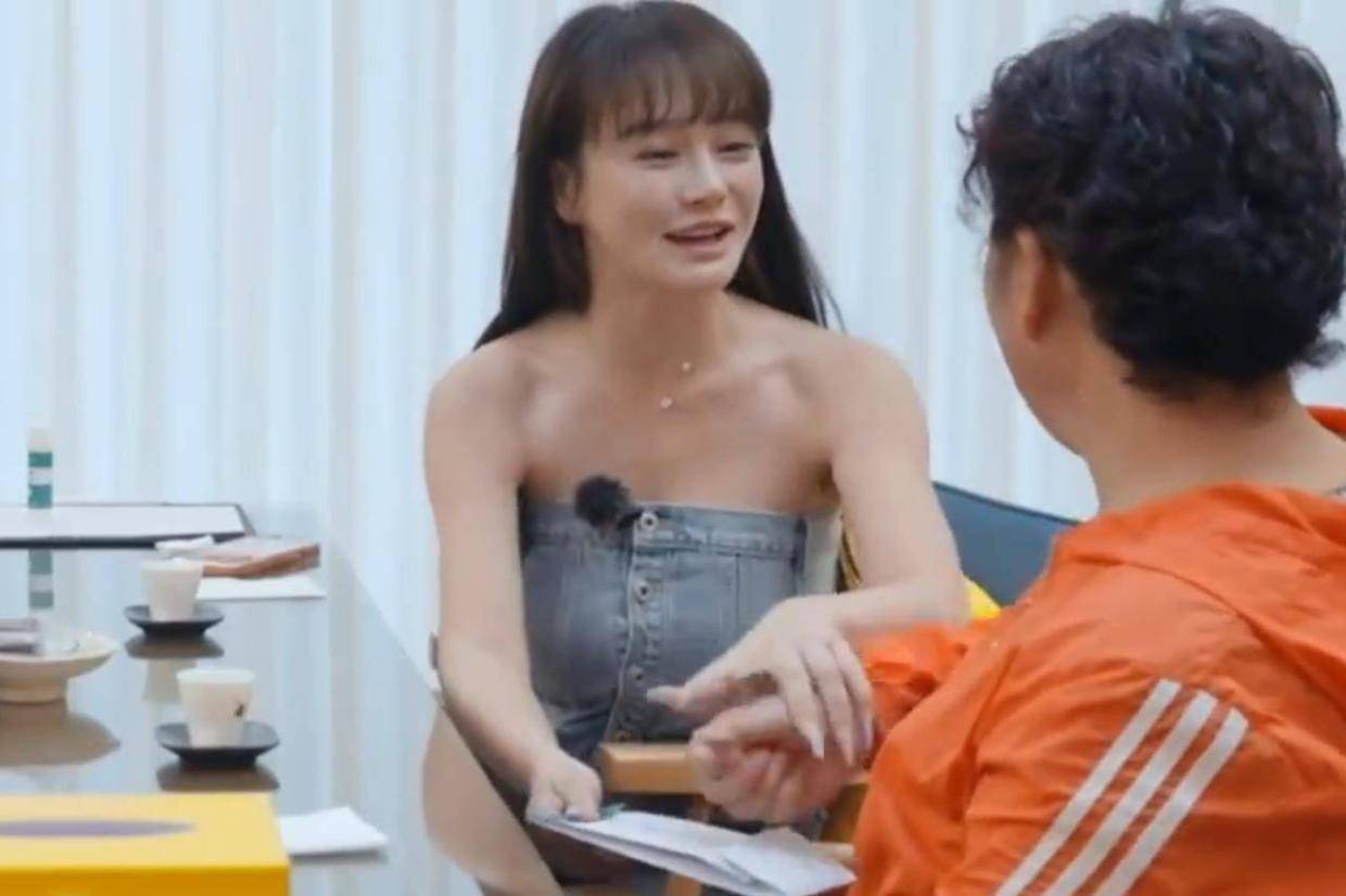 冉莹颖给爸爸三婚妻子塞钱：“我不是给他的，是给您拿的”封面图
