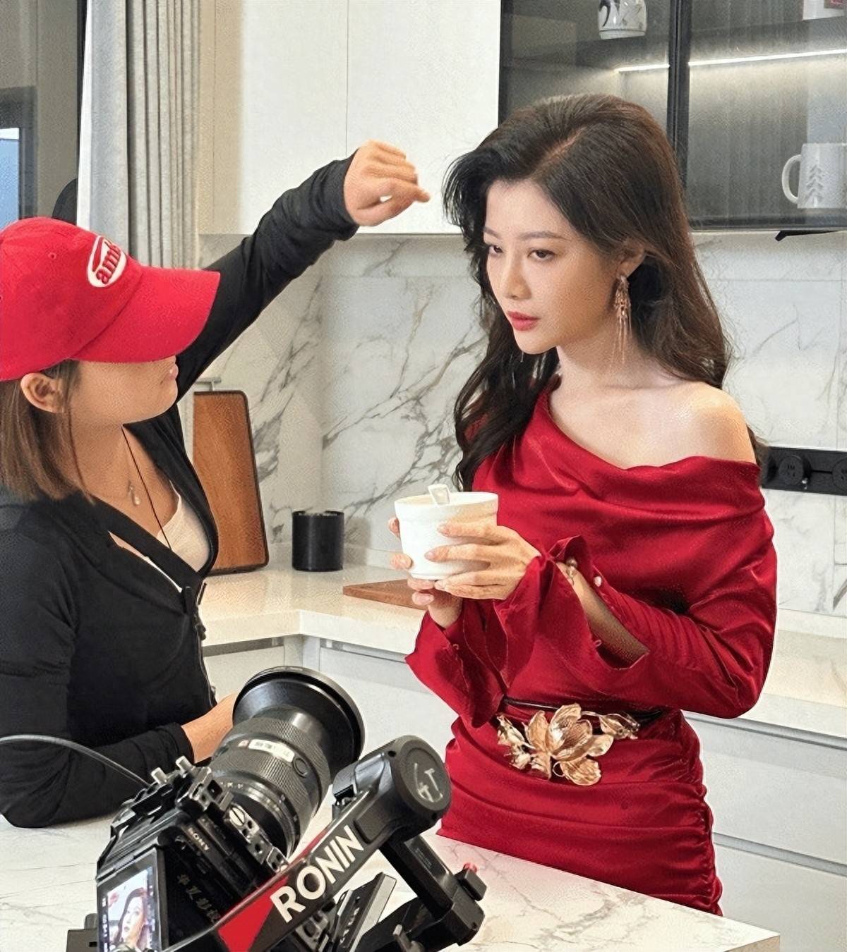 TVB才女北上成功逆袭，横店演狠毒反派流量破亿，将做短剧女主角封面图