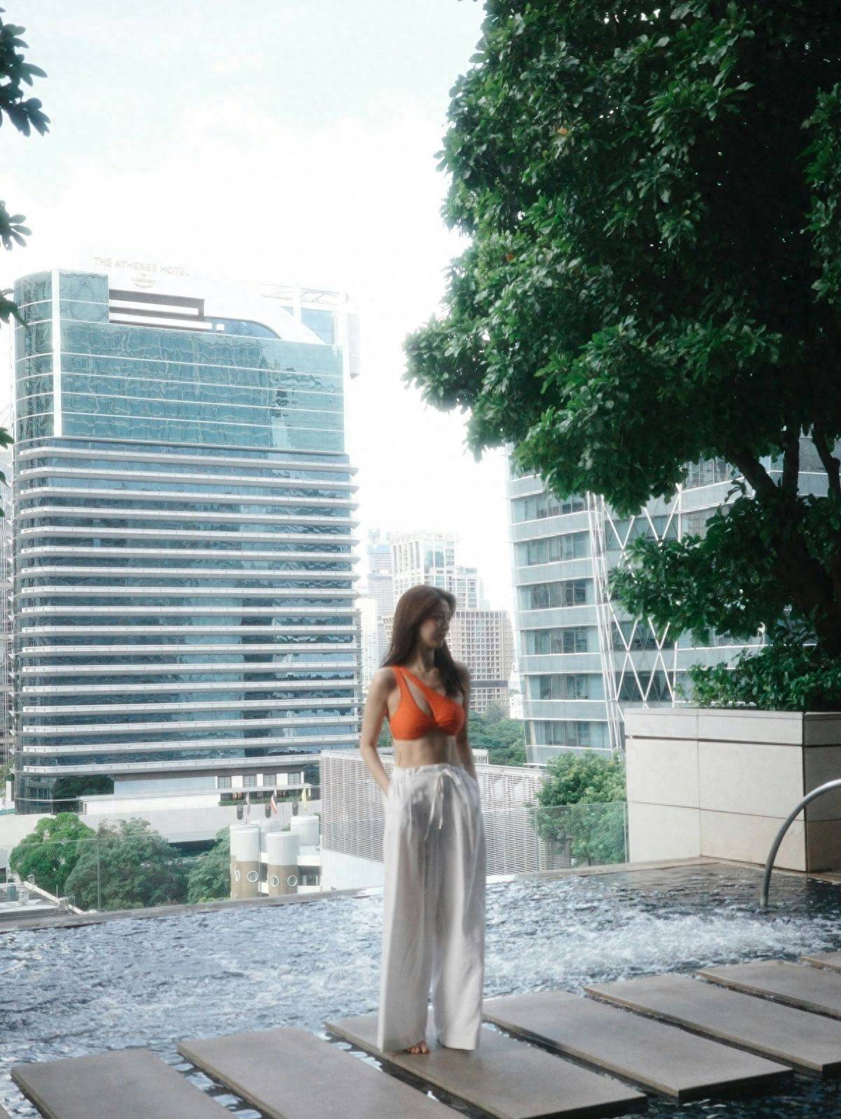 香港知名女星罕晒泳装照！狂练腹肌状态大变，今晚新剧终于首播封面图