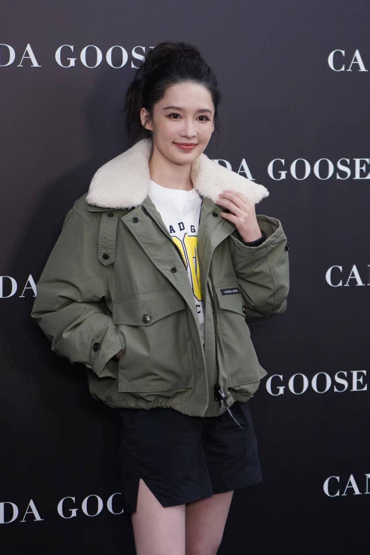李沁军绿色羽绒夹克造型清新元气 透露将有两部新剧今年播出封面图