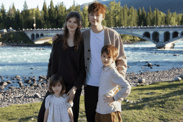 董力带妻儿回爸爸去哪儿录制地,公开儿女长相,比想象中颜值还高封面图