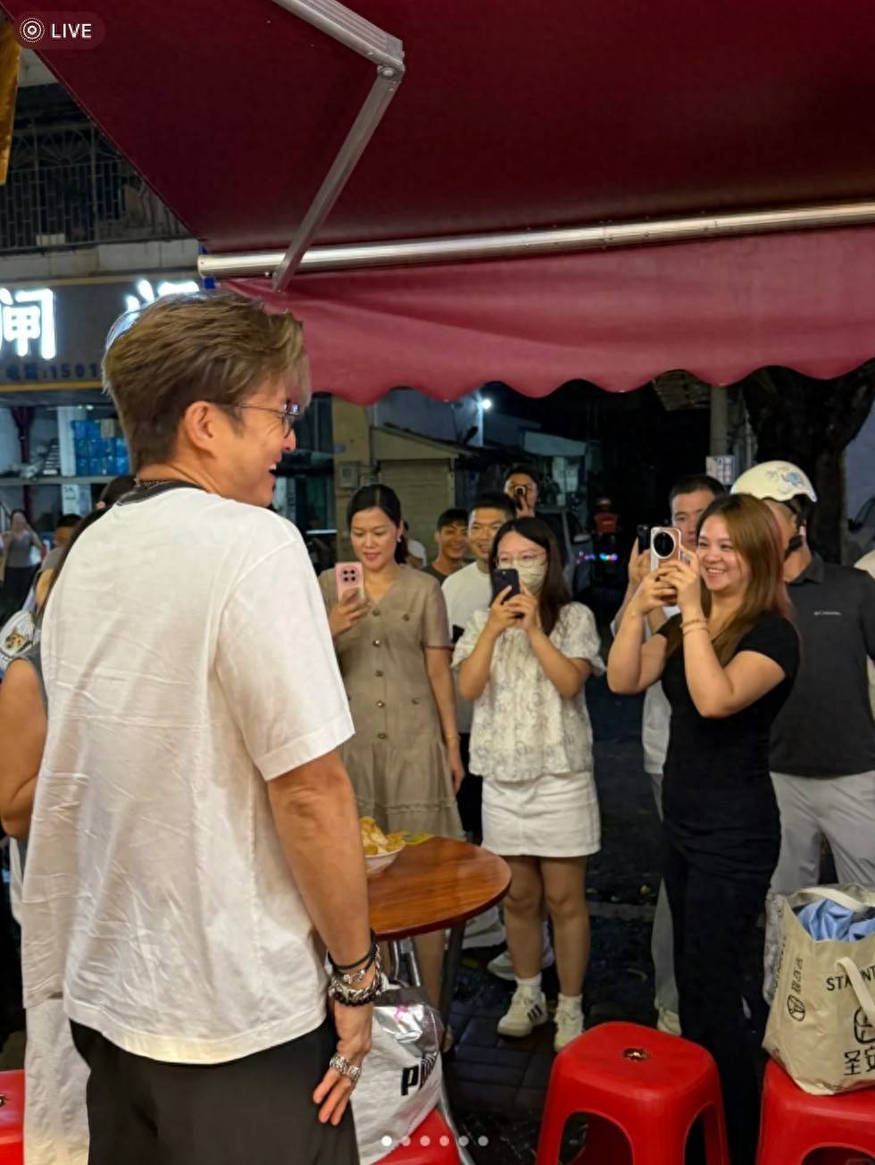 TVB男星北上接大排档工作!拿视帝两年没剧拍,女粉丝围住求合照封面图