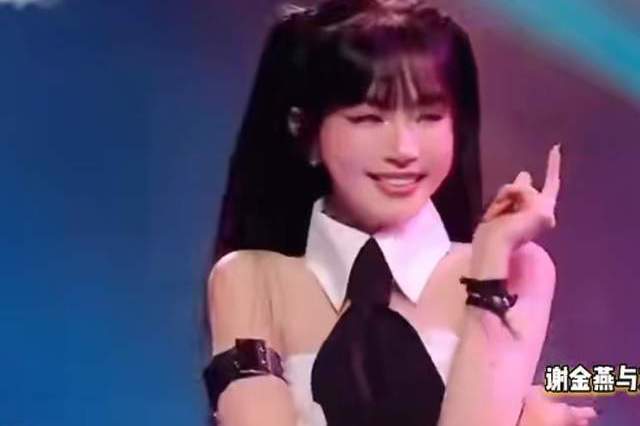 歌手谢金燕晚会不拿话筒上演“裸唱”，刘雨昕称赞谢金燕果敢冷静封面图