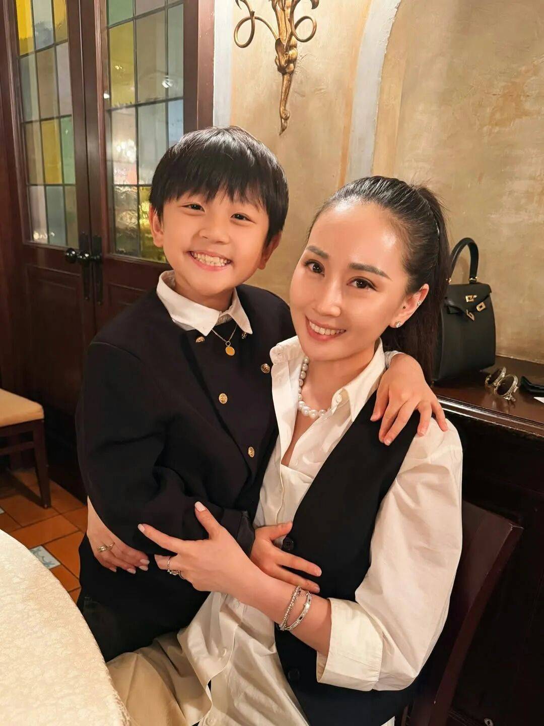 TVB视帝谭俊彦自弹自唱为内地妻子庆生，曾戏剧系第一名毕业，婚后退圈封面图