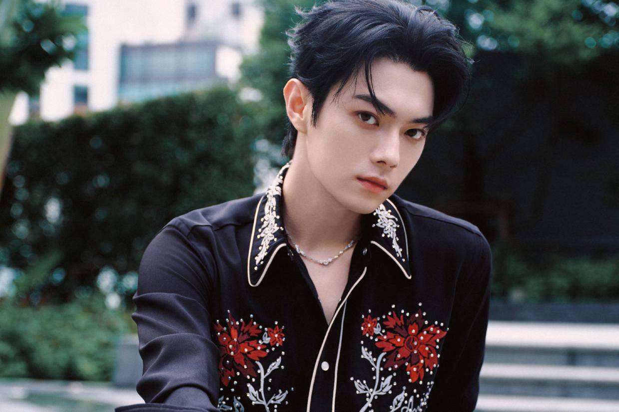 狐厂大拷问|许凯回应新剧抢亲名场面,在线猜王一博杨幂周也动物塑封面图