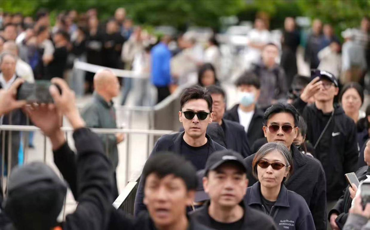 胡歌提前离场金鹰奖颁奖礼 赶回北京送游本昌最后一程封面图