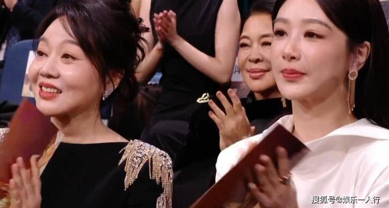 取消金鹰女神、废掉人气奖，金鹰奖这晚，座次暴露江湖地位，杨紫胡歌做一边，C位雷打不动封面图