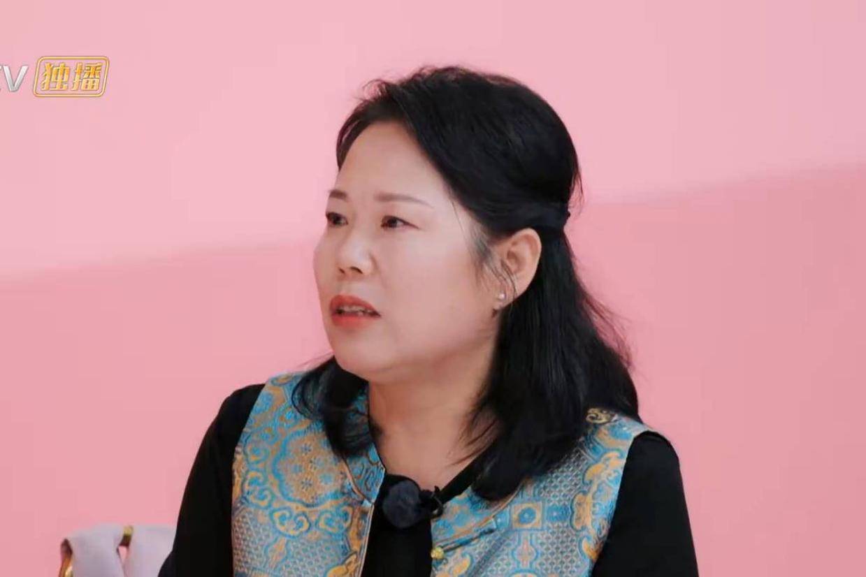 张家齐妈妈自曝参加节目回家发烧两天，给张家齐发信息期待女儿安慰，张家齐回复：“就当全身细胞换一遍”封面图
