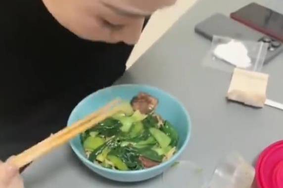 蒋欣用青菜盖住面想蒙混过关被当场拆穿，称“只吃一口”，网友：又好笑又心酸封面图