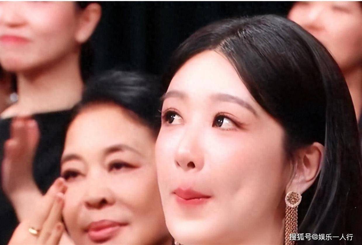 没拿到奖就气得直跺脚,公开牵手让人议论纷纷,一点分寸不懂,以后还是别去金鹰奖了封面图