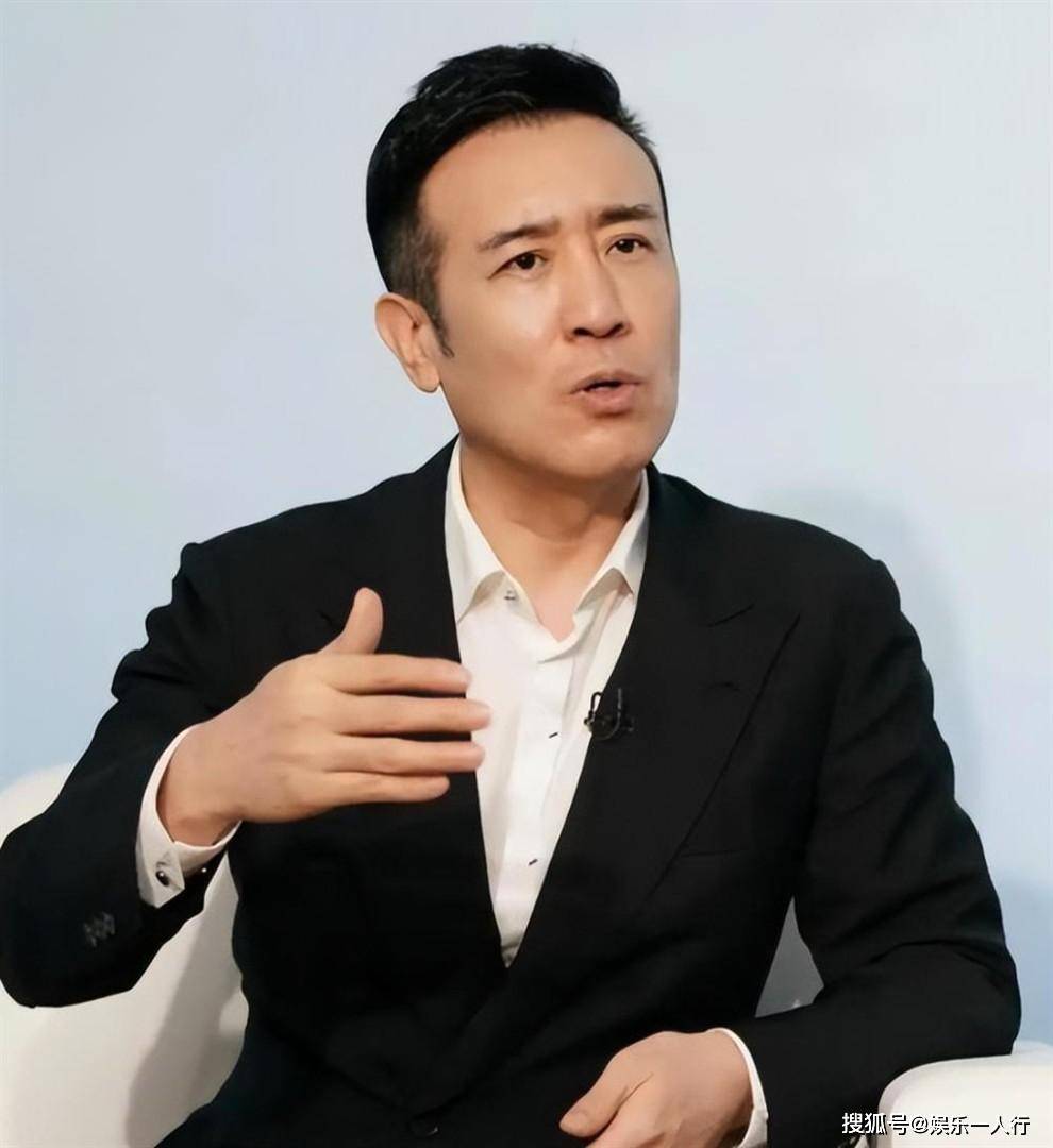 不识一字，闹了大笑话？于和伟金鹰奖发言，给娱乐圈明星好好上了一课封面图
