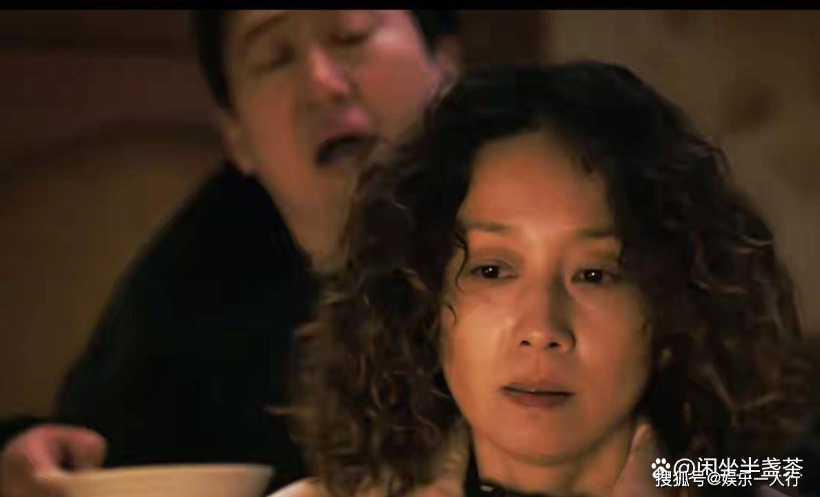 《余红旧事》热播，马伊琍张哲华对手戏大热，办公室不吵不吻，只靠眼神前倾就炸屏，演技赢得广泛赞誉封面图