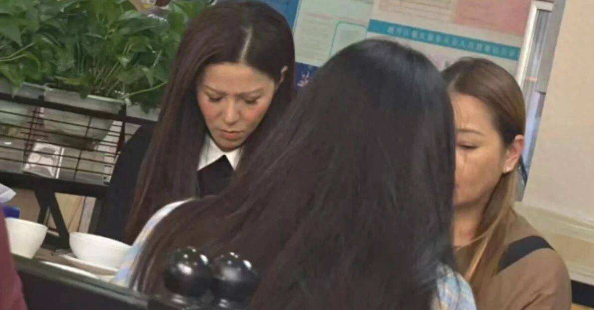 TVB女星内地吃饭被偶遇，北上直播一忙11小时，新剧与视帝演夫妻封面图