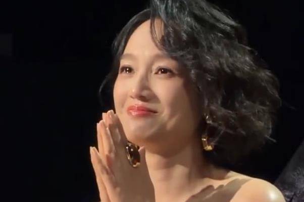 朱丹晒女儿陪自己录披哥的vlog,9岁的念念身高已快到妈妈肩膀封面图