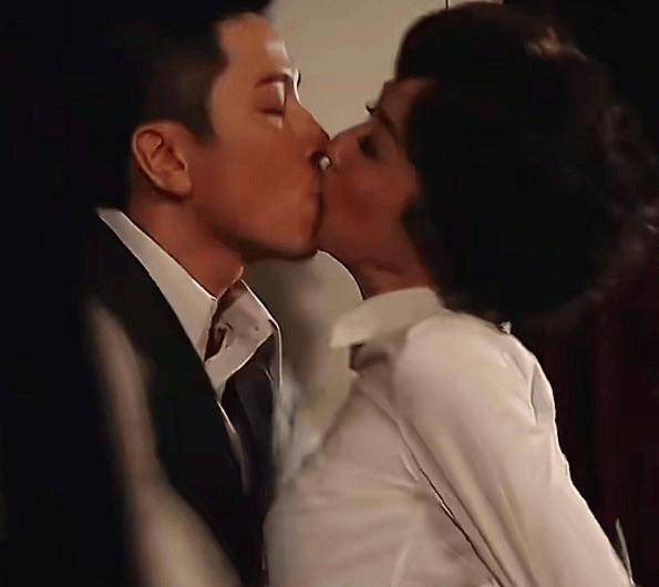 TVB视后江美仪演小8岁吴卓羲母亲！两人曾演情侣有吻戏！直呼：何德何能做他妈妈封面图