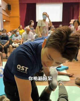 TVB男星焦浩轩半跪帮老人家拉筋,自曝已是持牌健身教练,无缘新剧曾担心失业封面图