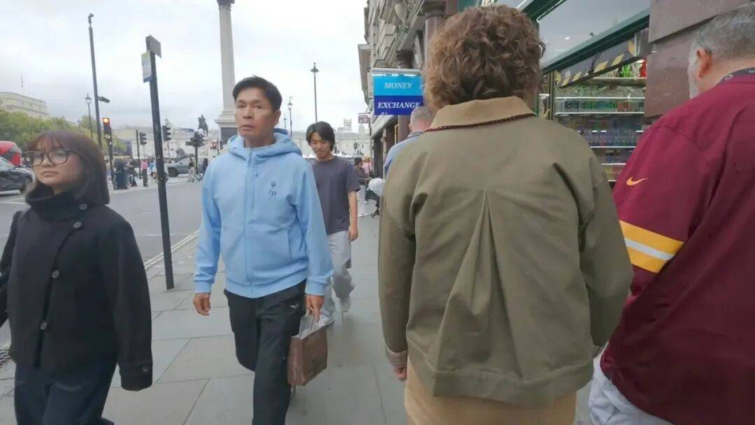 TVB视帝郭晋安与18岁儿子伦敦被偶遇,儿子主修音乐,选择准门乐器封面图