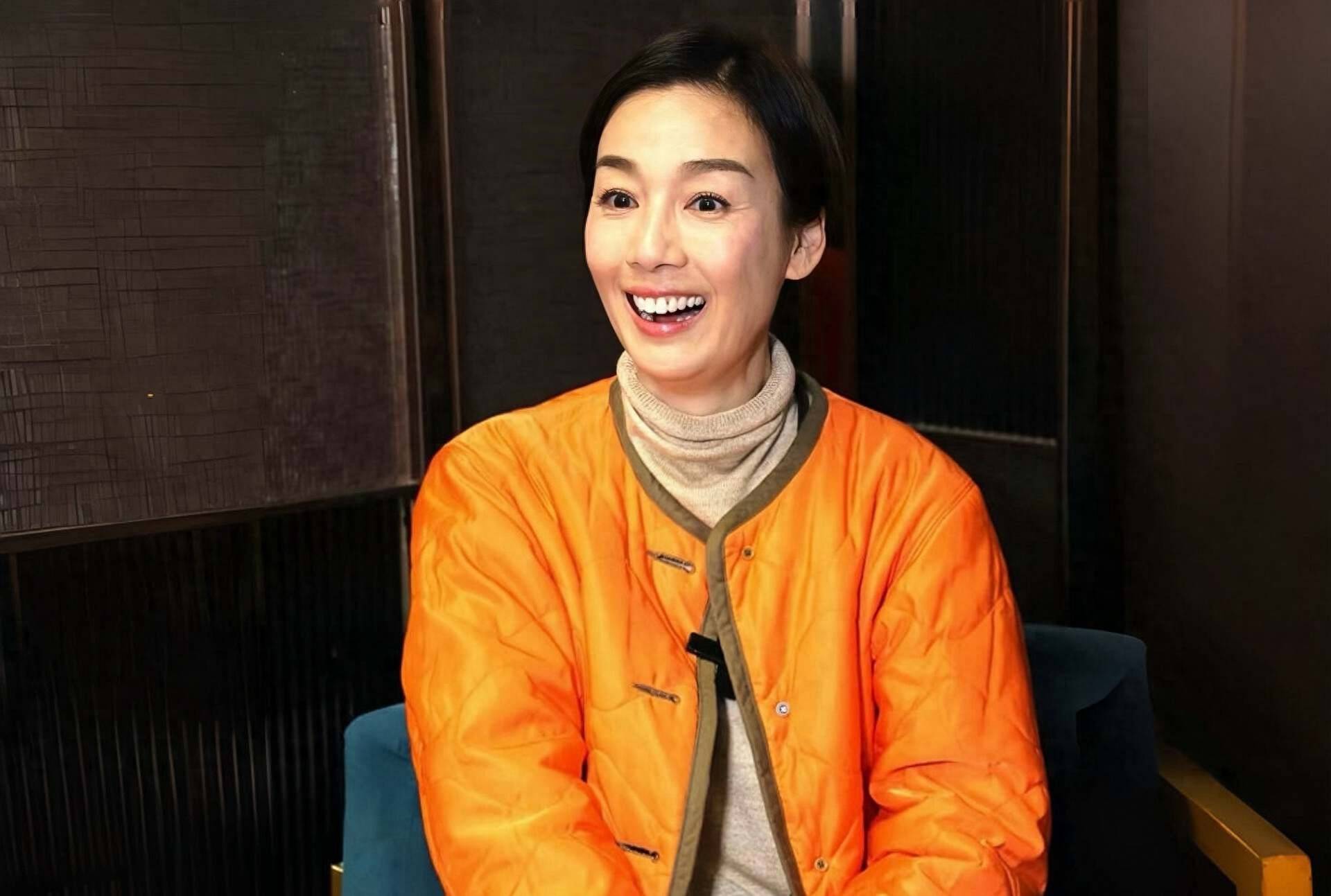 突发！香港知名女星被炮轰拍节目迟到还作秀，镜头前后两模两样封面图
