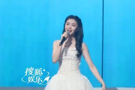 刘浩存奇妙夜穿白裙唱《小幸运》，清甜嗓音唱完行公主礼，被网友截屏提炼为“神之八秒”封面图