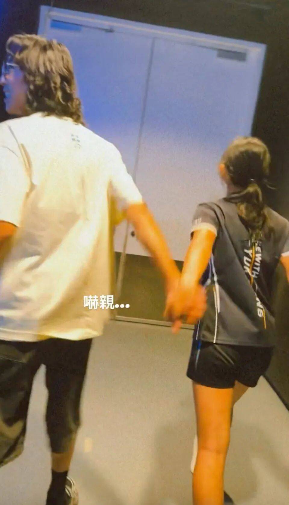 香港男星陆永演出《人夫集团》，妻子通读剧本，女儿到场探班封面图