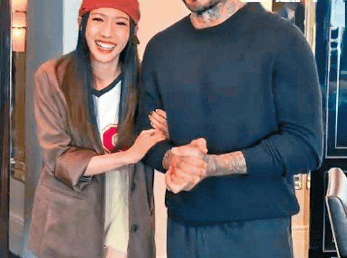 TVB视后蔡思贝大晒与姚明合照！还激动摸贝克汉姆手臂，网友批她表现失礼封面图
