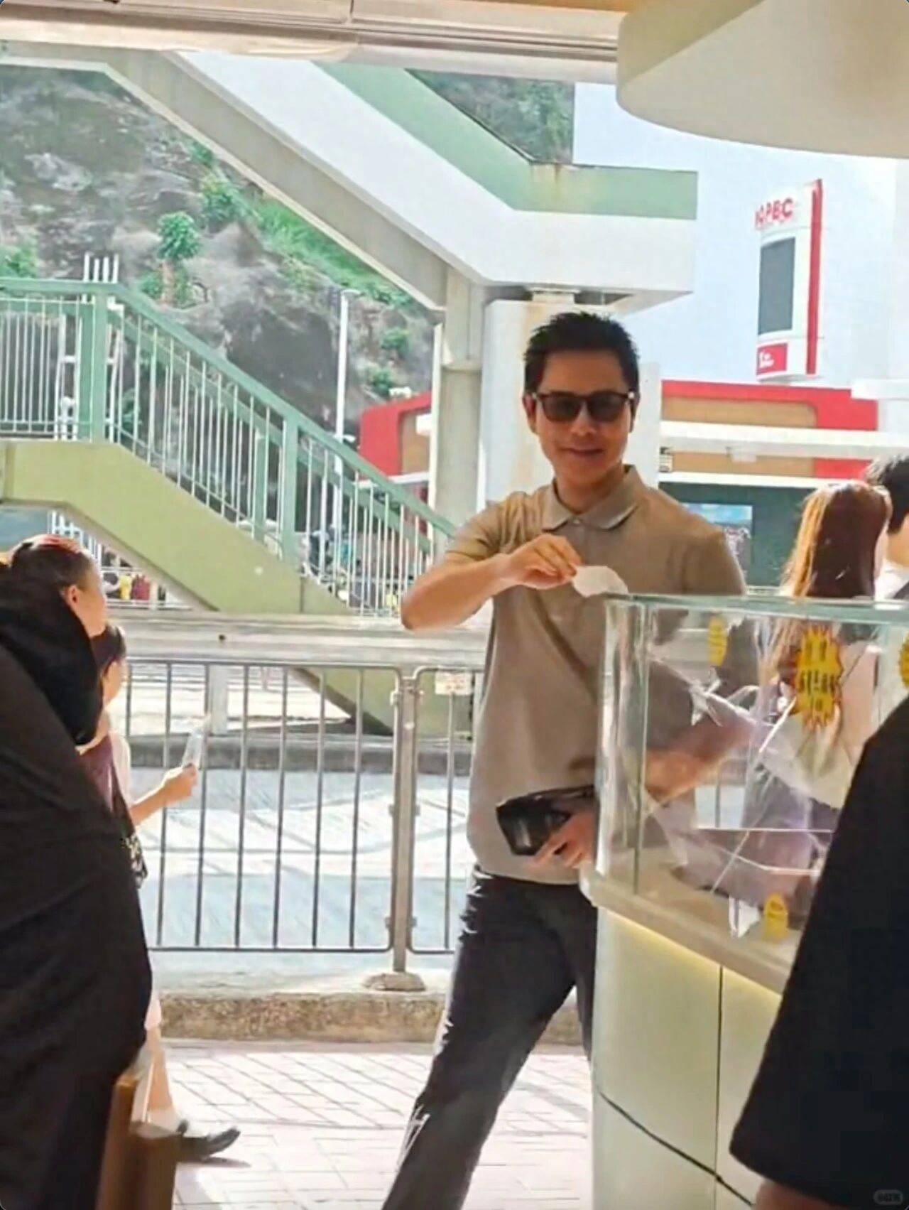 TVB视帝现身两餸饭店,被指太接地气,笑着点菜获赞亲切封面图