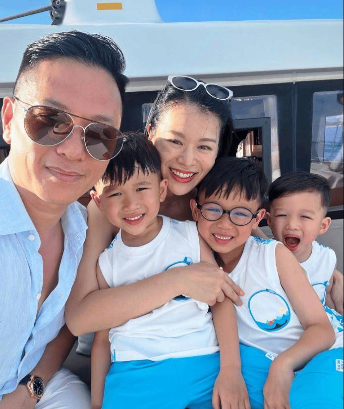 TVB视后胡杏儿两儿子上山祭祖!满头大汗上香鞠躬,老公称要传承传统文化封面图