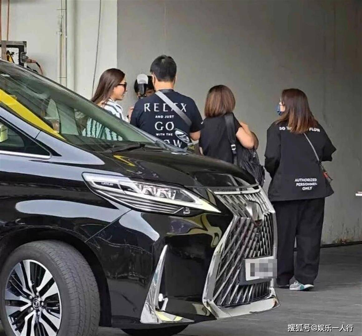 钟嘉欣圆梦红馆不是怀旧，林峯勾手指旧约突然炸了，480港元门票背后，是港剧小孩的青春债终于催上门封面图